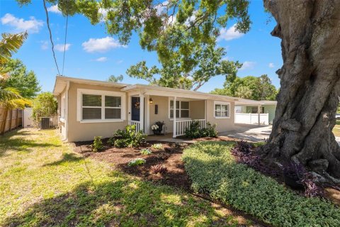 House in Tampa, Florida 3 bedrooms, 138.05 sq.m. № 1666199 - photo 24