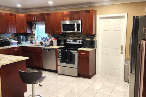 Снять в аренду виллу или дом в Норт-Лодердейл, Флорида 3 спальни, 122.54м2, № 2038396 - фото 2