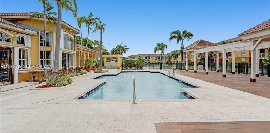 Кондоминиум с 1 спальней в Пемброк-Пайнс, Флорида № 2032142