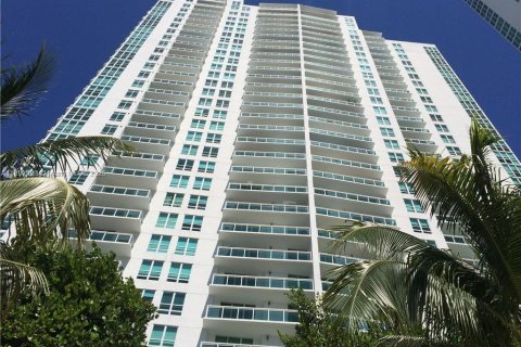 Condo in Miami, Florida, 2 bedrooms  № 1944219 - photo 2