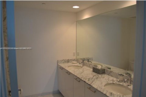 Condo in Miami, Florida, 2 bedrooms  № 1944219 - photo 10