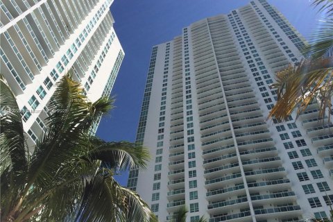 Condo in Miami, Florida, 2 bedrooms  № 1944219 - photo 1