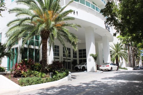 Condo in Miami, Florida, 2 bedrooms  № 1944219 - photo 3