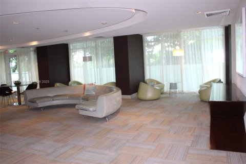Condo in Miami, Florida, 2 bedrooms  № 1944219 - photo 18