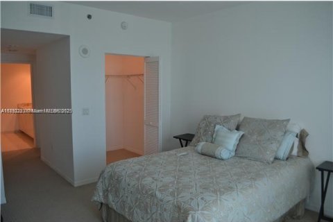 Condo in Miami, Florida, 2 bedrooms  № 1944219 - photo 11