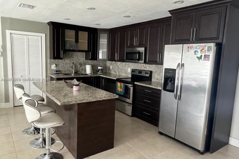 Casa en alquiler en Miami, Florida, 2 dormitorios, 204.48 m2 № 2033015 - foto 25