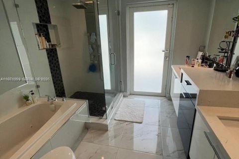 Casa en alquiler en Miami, Florida, 2 dormitorios, 204.48 m2 № 2033015 - foto 2