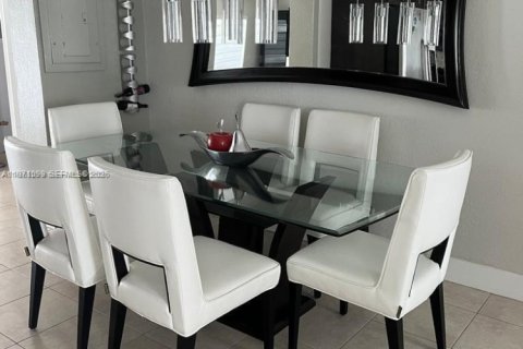 Casa en Miami, Florida 2 dormitorios, 204.48 m2 № 2033015