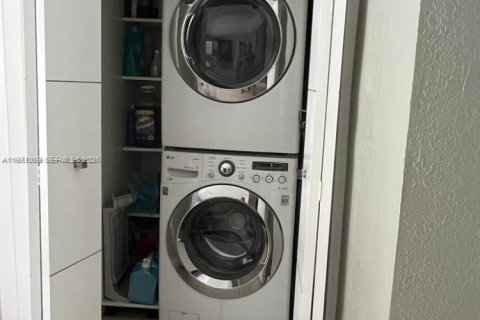 Casa en alquiler en Miami, Florida, 2 dormitorios, 204.48 m2 № 2033015 - foto 24