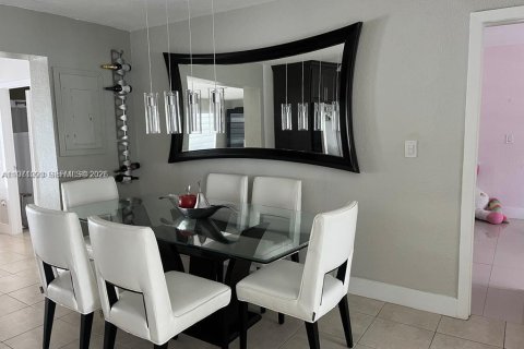 Casa en alquiler en Miami, Florida, 2 dormitorios, 204.48 m2 № 2033015 - foto 30