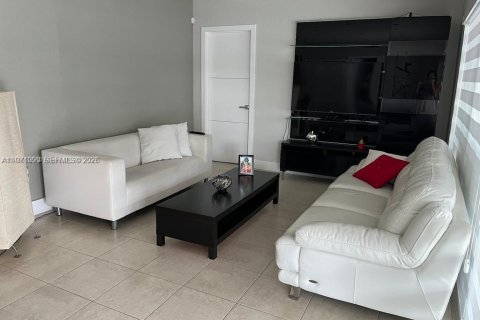 Casa en alquiler en Miami, Florida, 2 dormitorios, 204.48 m2 № 2033015 - foto 22