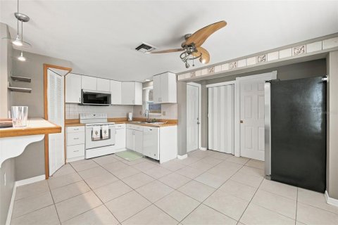 Villa ou maison à louer à Palm Harbor, Floride: 2 chambres, 99.59 m2 № 2386573 - photo 13