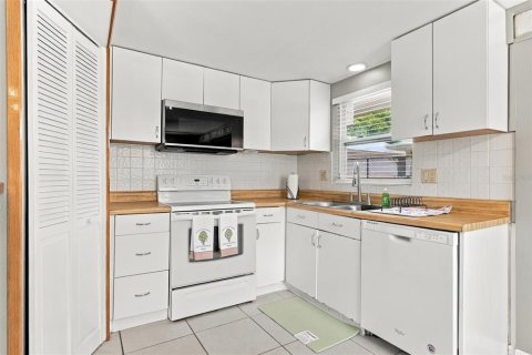 Villa ou maison à louer à Palm Harbor, Floride: 2 chambres, 99.59 m2 № 2386573 - photo 15