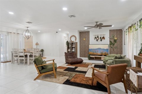 Commercial property in Kissimmee, Florida 5 bedrooms, 235.23 sq.m. № 2202462 - photo 4