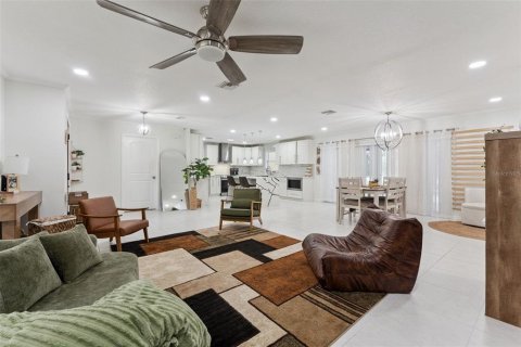 Commercial property in Kissimmee, Florida 5 bedrooms, 235.23 sq.m. № 2202462 - photo 6