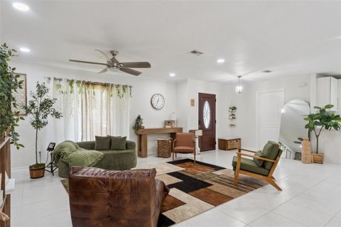Commercial property in Kissimmee, Florida 5 bedrooms, 235.23 sq.m. № 2202462 - photo 3