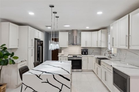 Commercial property in Kissimmee, Florida 5 bedrooms, 235.23 sq.m. № 2202462 - photo 12