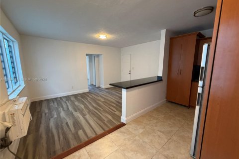 Apartamento en alquiler en Miami Beach, Florida, 1 dormitorio, 45.8 m2 № 1993056 - foto 4