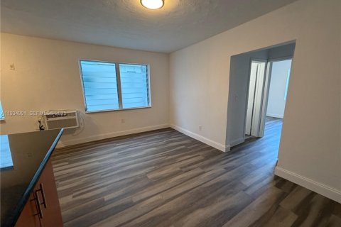 Apartamento en alquiler en Miami Beach, Florida, 1 dormitorio, 45.8 m2 № 1993056 - foto 3