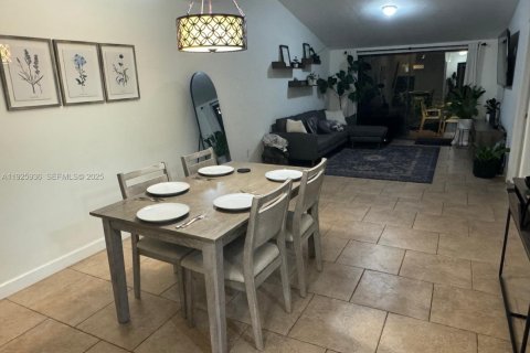 Снять в аренду таунхаус в Майами, Флорида 3 спальни, 138.52м2, № 1987890 - фото 5