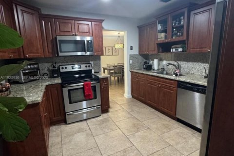 Снять в аренду таунхаус в Майами, Флорида 3 спальни, 138.52м2, № 1987890 - фото 14