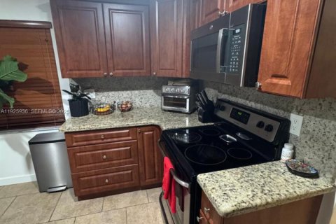 Снять в аренду таунхаус в Майами, Флорида 3 спальни, 138.52м2, № 1987890 - фото 12