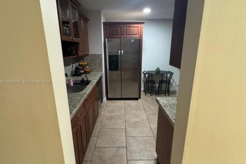 Снять в аренду таунхаус в Майами, Флорида 3 спальни, 138.52м2, № 1987890 - фото 10