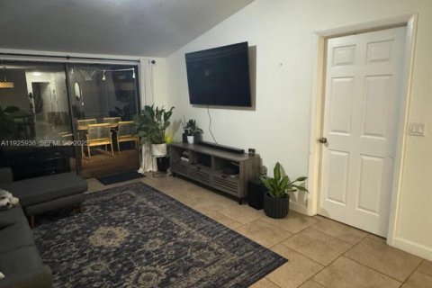 Снять в аренду таунхаус в Майами, Флорида 3 спальни, 138.52м2, № 1987890 - фото 2