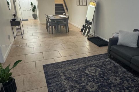 Снять в аренду таунхаус в Майами, Флорида 3 спальни, 138.52м2, № 1987890 - фото 4