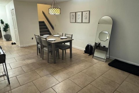 Снять в аренду таунхаус в Майами, Флорида 3 спальни, 138.52м2, № 1987890 - фото 6