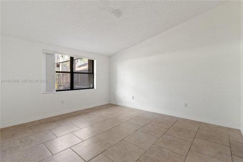 Снять в аренду таунхаус в Майами, Флорида 3 спальни, 138.52м2, № 1987890 - фото 16