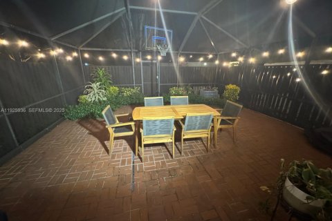 Снять в аренду таунхаус в Майами, Флорида 3 спальни, 138.52м2, № 1987890 - фото 28