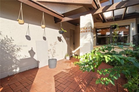 Снять в аренду таунхаус в Майами, Флорида 3 спальни, 138.52м2, № 1987890 - фото 29