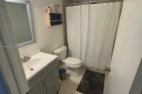 Снять в аренду таунхаус в Майами, Флорида 3 спальни, 138.52м2, № 1987890 - фото 25