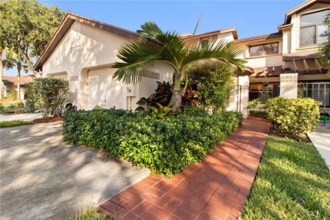 Снять в аренду таунхаус в Майами, Флорида 3 спальни, 138.52м2, № 1987890 - фото 1