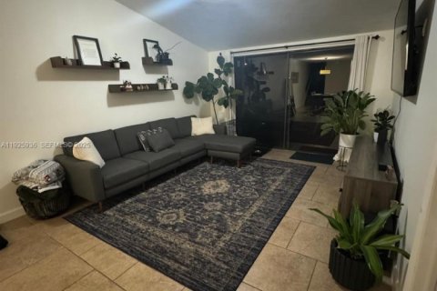 Снять в аренду таунхаус в Майами, Флорида 3 спальни, 138.52м2, № 1987890 - фото 3