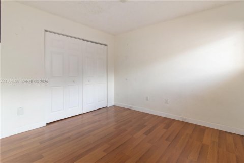 Снять в аренду таунхаус в Майами, Флорида 3 спальни, 138.52м2, № 1987890 - фото 15