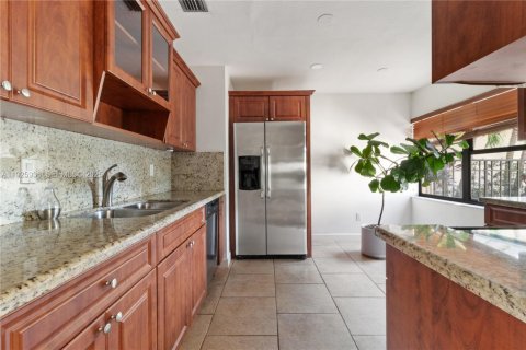 Снять в аренду таунхаус в Майами, Флорида 3 спальни, 138.52м2, № 1987890 - фото 7