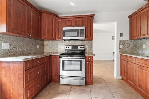 Снять в аренду таунхаус в Майами, Флорида 3 спальни, 138.52м2, № 1987890 - фото 8