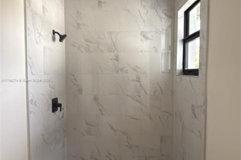 House in Port Charlotte, Florida 4 bedrooms № 1955048 - photo 11