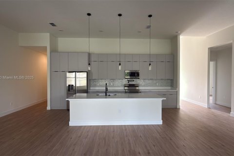 House in Port Charlotte, Florida 4 bedrooms № 1955048 - photo 6