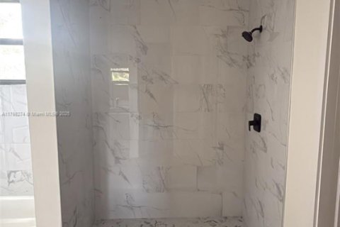 House in Port Charlotte, Florida 4 bedrooms № 1955048 - photo 13