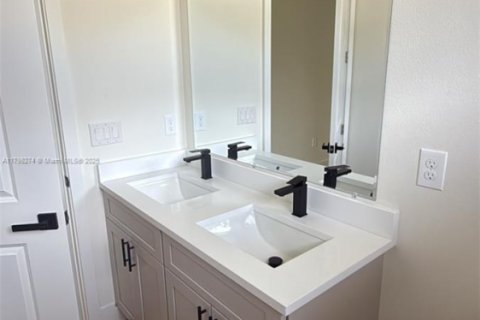 House in Port Charlotte, Florida 4 bedrooms № 1955048 - photo 9