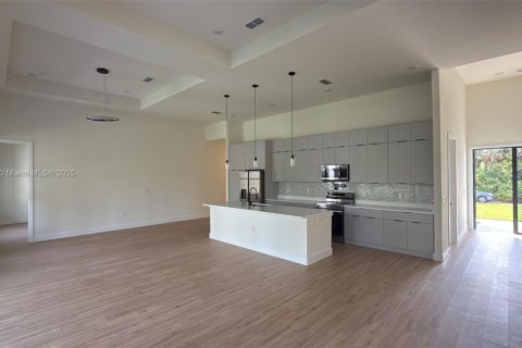 House in Port Charlotte, Florida 4 bedrooms № 1955048 - photo 4