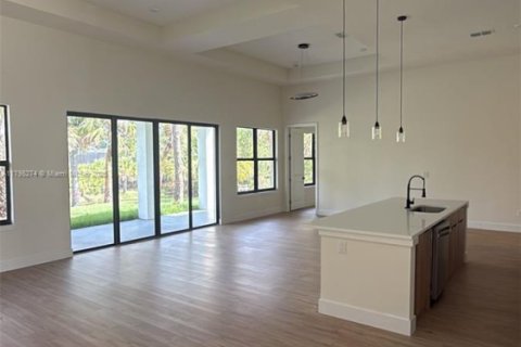 House in Port Charlotte, Florida 4 bedrooms № 1955048 - photo 7