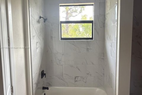 House in Port Charlotte, Florida 4 bedrooms № 1955048 - photo 12