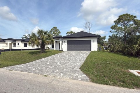 House in Port Charlotte, Florida 4 bedrooms № 1955048 - photo 1