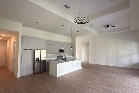 House in Port Charlotte, Florida 4 bedrooms № 1955048 - photo 5