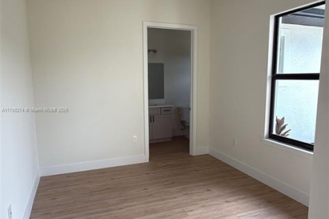 House in Port Charlotte, Florida 4 bedrooms № 1955048 - photo 15