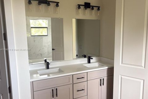 House in Port Charlotte, Florida 4 bedrooms № 1955048 - photo 14